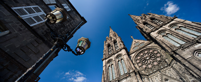 façade de la cathédrale de Clermont-Ferrand depuis la rue des Gras sous le soleil