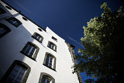 Façade d'un immeuble blanc de le Clermont-Ferrand historique