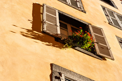façade ocre dans le centre historique de Clermont-Ferrand