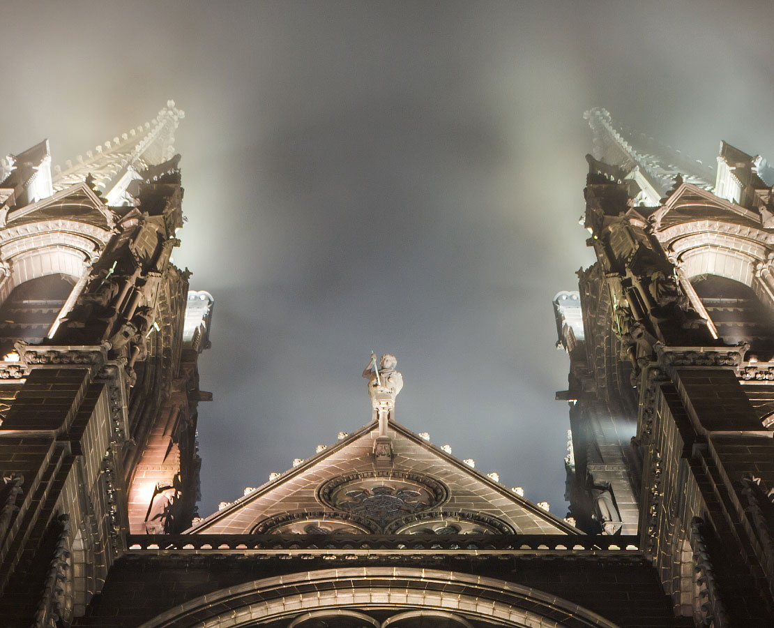 Flèches de la cathédrale Notre-Dame-de-l'Assomption de Clermont-Ferrand dans le brouillard