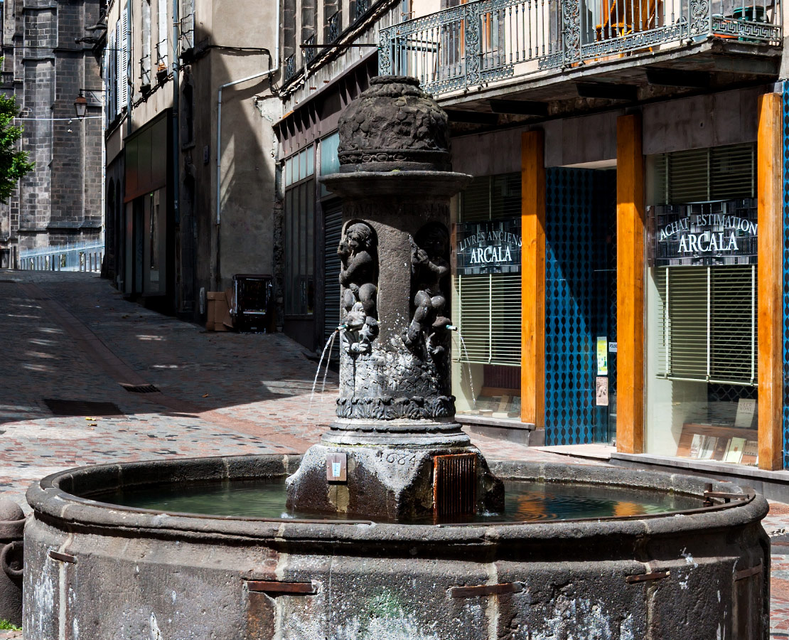 Fontaine du Terrail (1684) sur la place du Terrail dans le centre hsitorique de Clermont-Ferrand