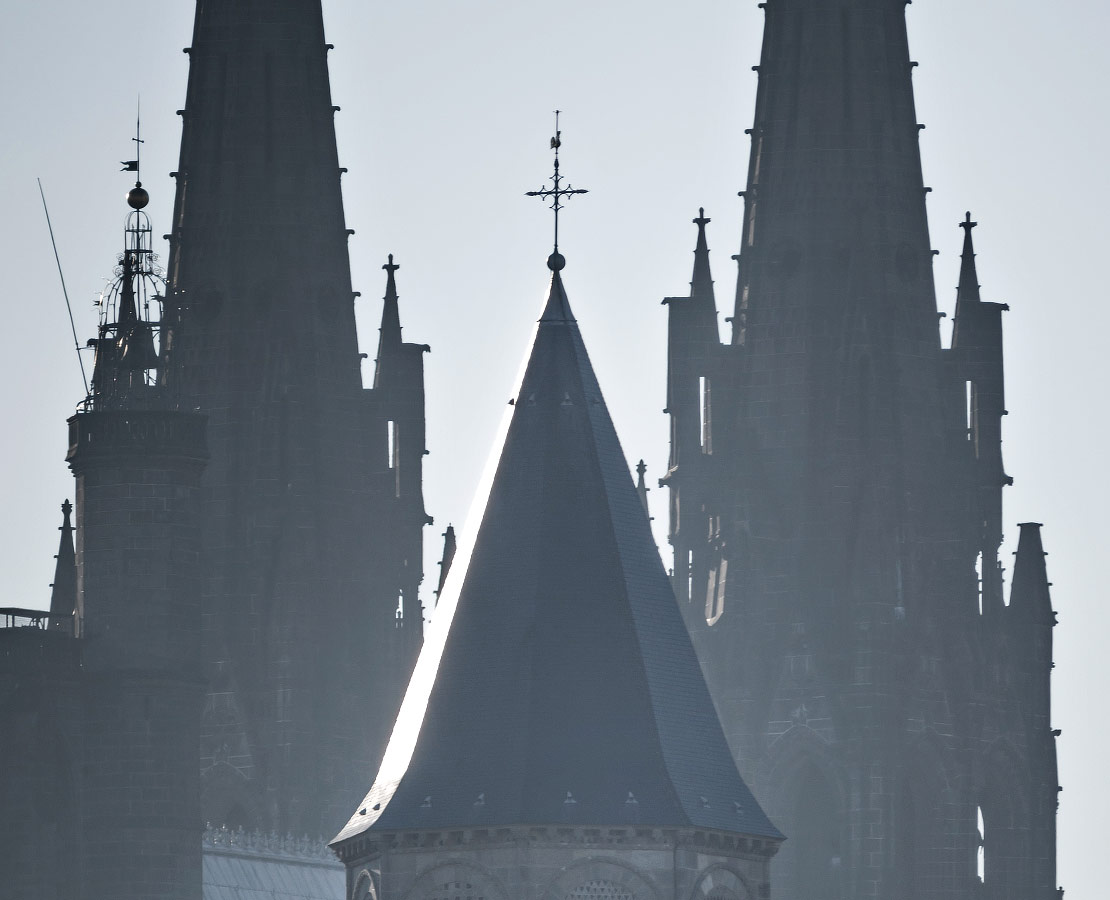 Perspective sur l'église Notre-Dame-du-Port et la cathédrale Notre-Dame-de-l'Assomption de Clermont-Ferrand et sa tour de la Bayette