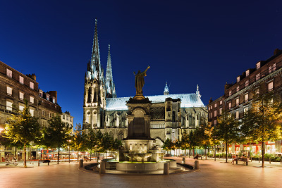 Place de la Victoire et sa cathédrale à Clermont-Ferrand de nuit