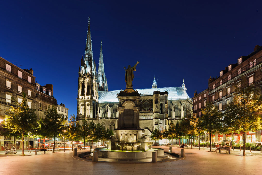 Place de la Victoire, sa cathédrale et sa statue d'Urbain II au crépuscule