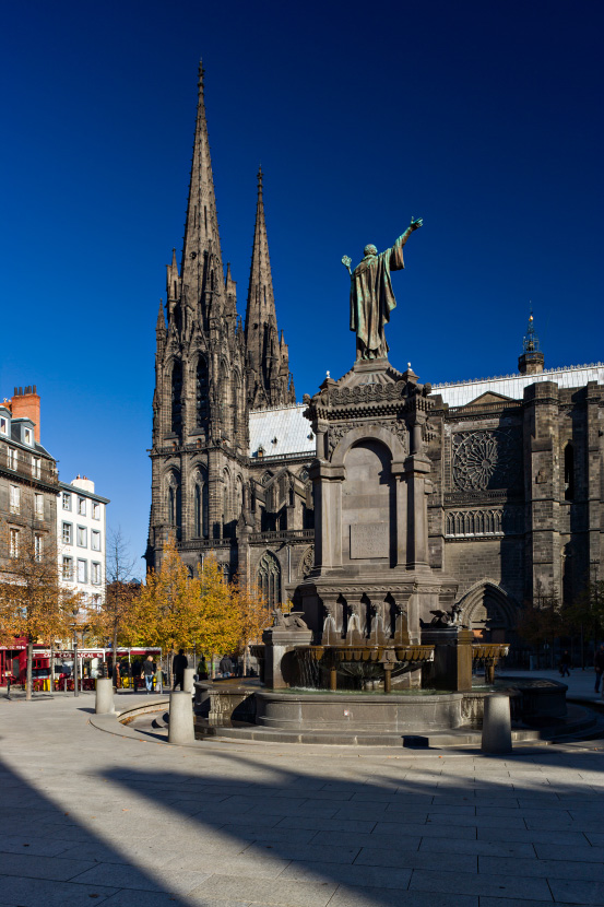 La cathédrale de Clermont-Ferrand depuis la place de la Victoire 