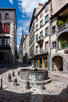 Place du Terrail et sa fontaine à Clermont-Ferrand