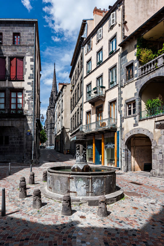 La place du térail et sa fontaine dans le centre historique de Clermont-Ferrand