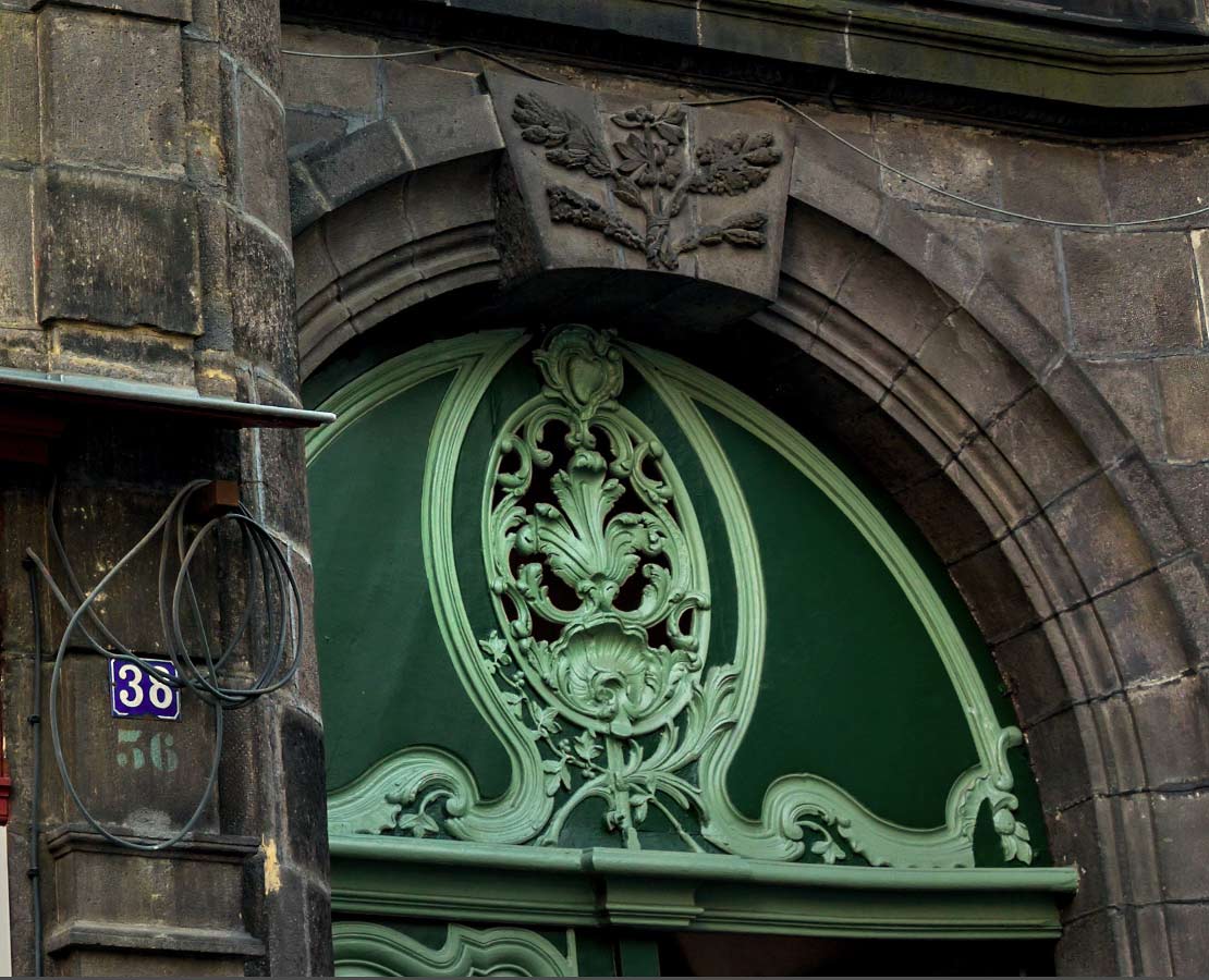 Détail du portail (Rosier sculpté) de l'hôtel Montrosier de la rue du port à Clermont-Ferrand