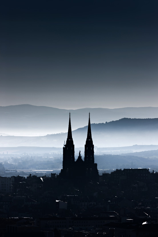 Silhouette de la cathédrale de Clermont-Ferrand dans les brumes du matin