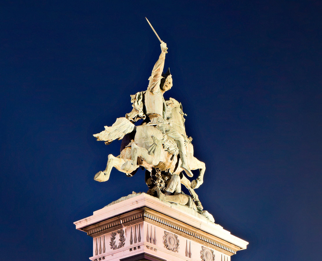 Le statue de Vercingétorix de nuit sur la place de jaude, Clermont-Ferrand