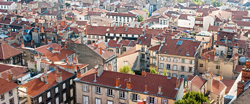 Toits de la vieille ville de Clermont-Ferrand au lever du soleil