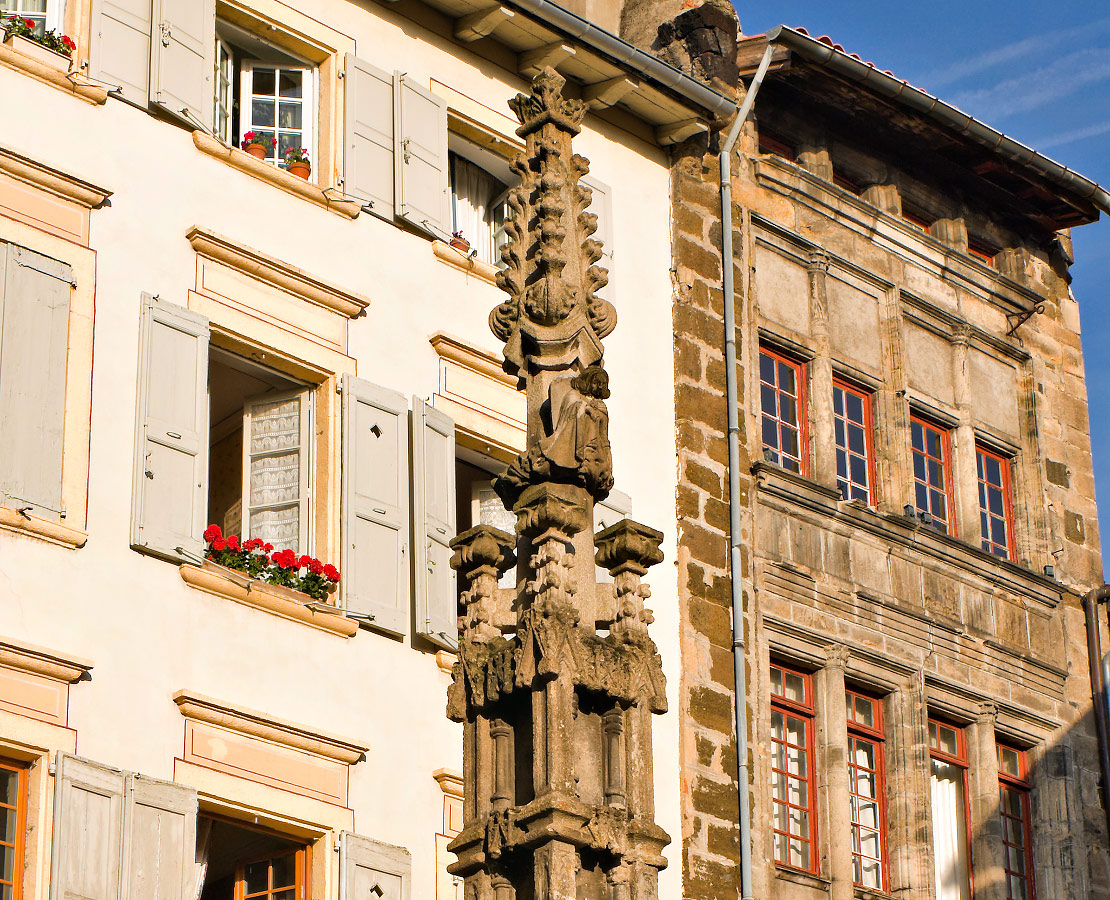 Quelques façades de maisons et de la fontaine de la rue desTables au Puy-en-Velay