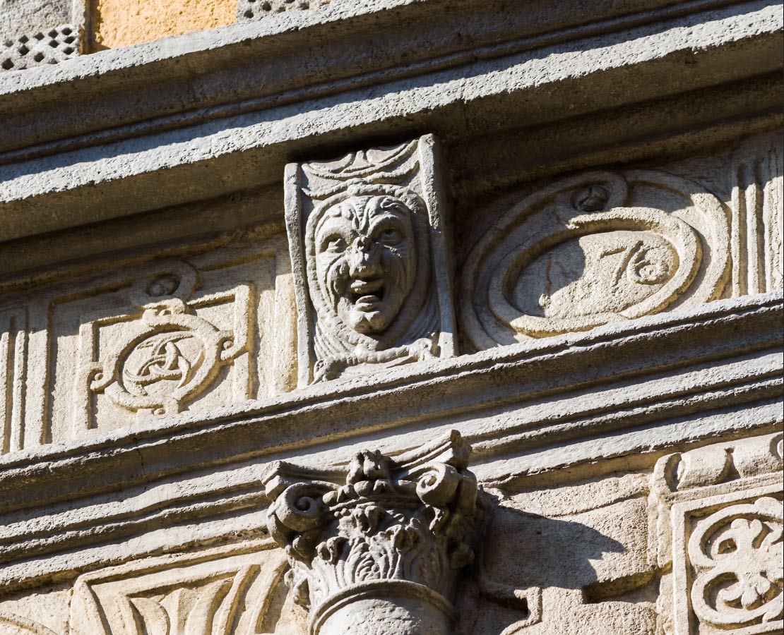 Detail de la façade de l'Hôtel des Chirurgiens Ganirol, 51, rue Pannessac au Puy-en-Velay