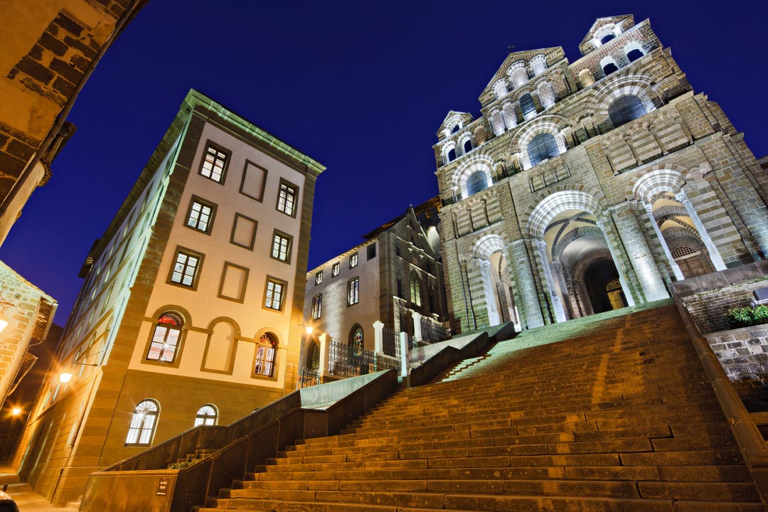 L'Hôtel-Dieu et la cathédrale du Puy-en-Velay de nuit 