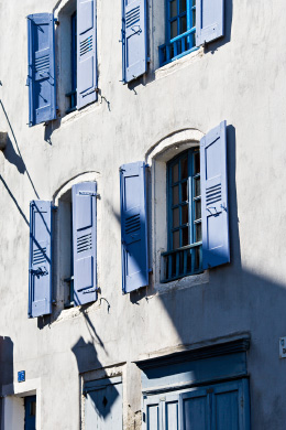 Façade blanche aux volets bleus rue des Farges au Puy-en-Velay
