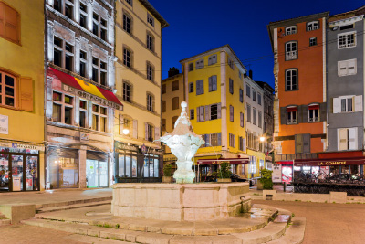 Place du Plot et sa fontaine de nuit au Puy-en-Velay
