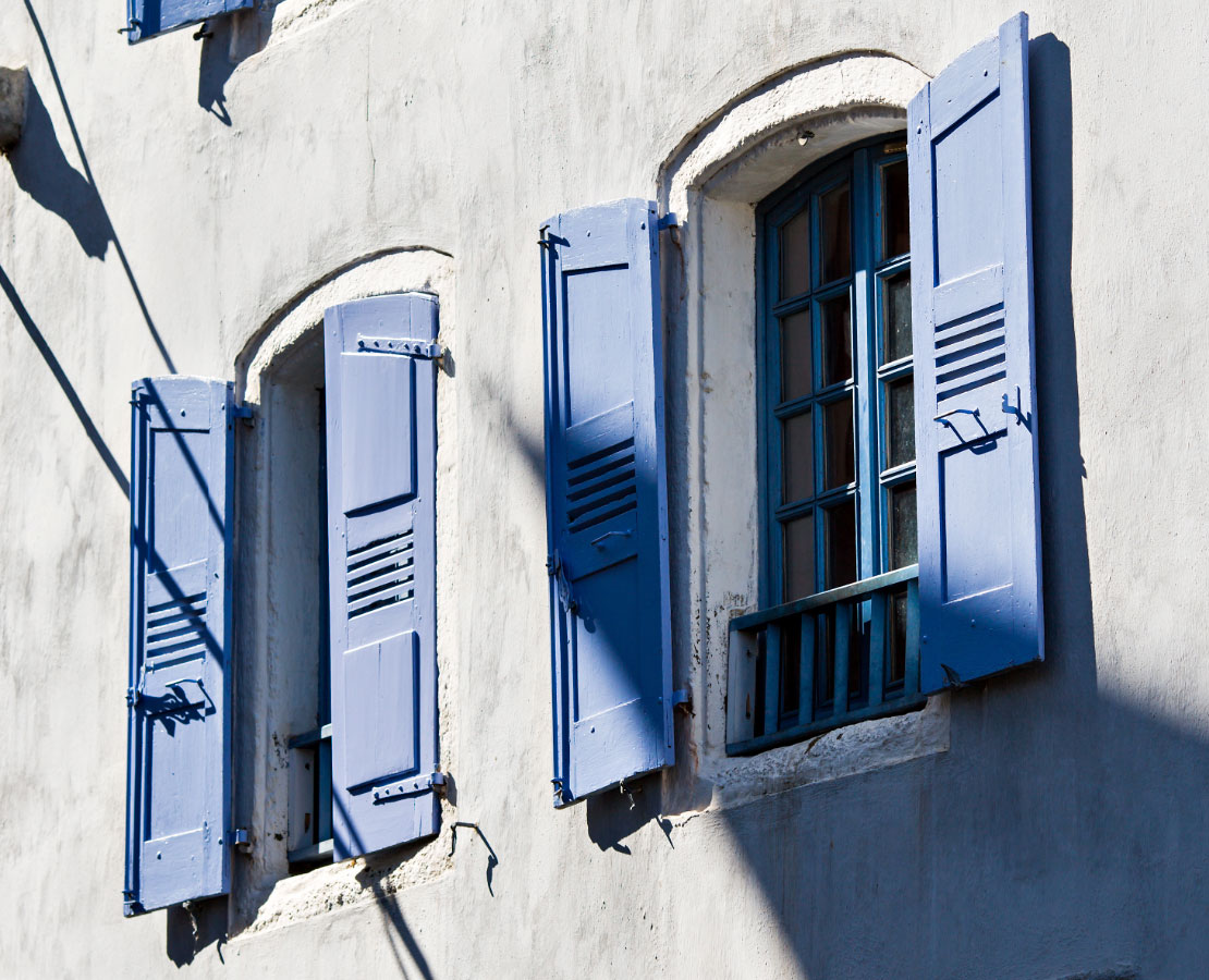 Façade de la maison aux volets bleus, au 25 de la rue des Farges au Puy-en-Velay