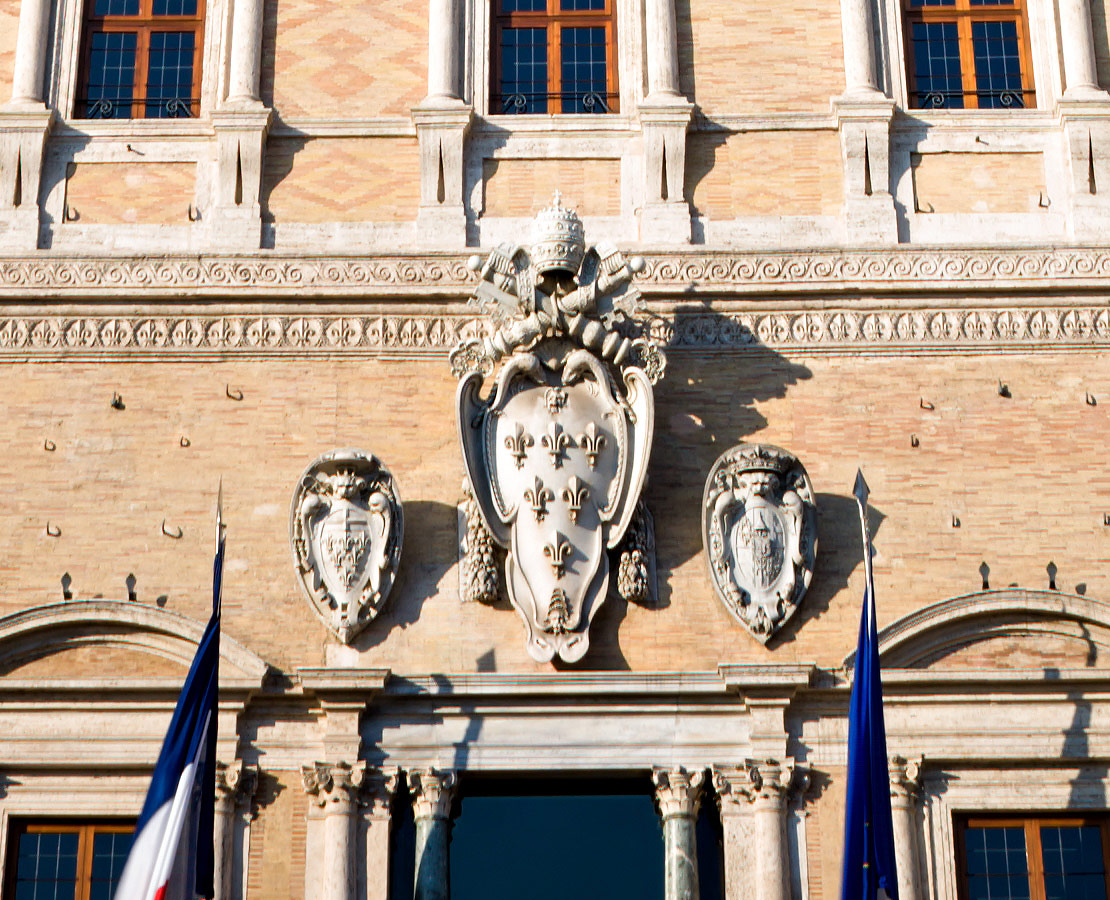 Armoiries Farnèse, les Clefs et la Tiare de la façade du palais Farnèse, Amabassade de France à Rome