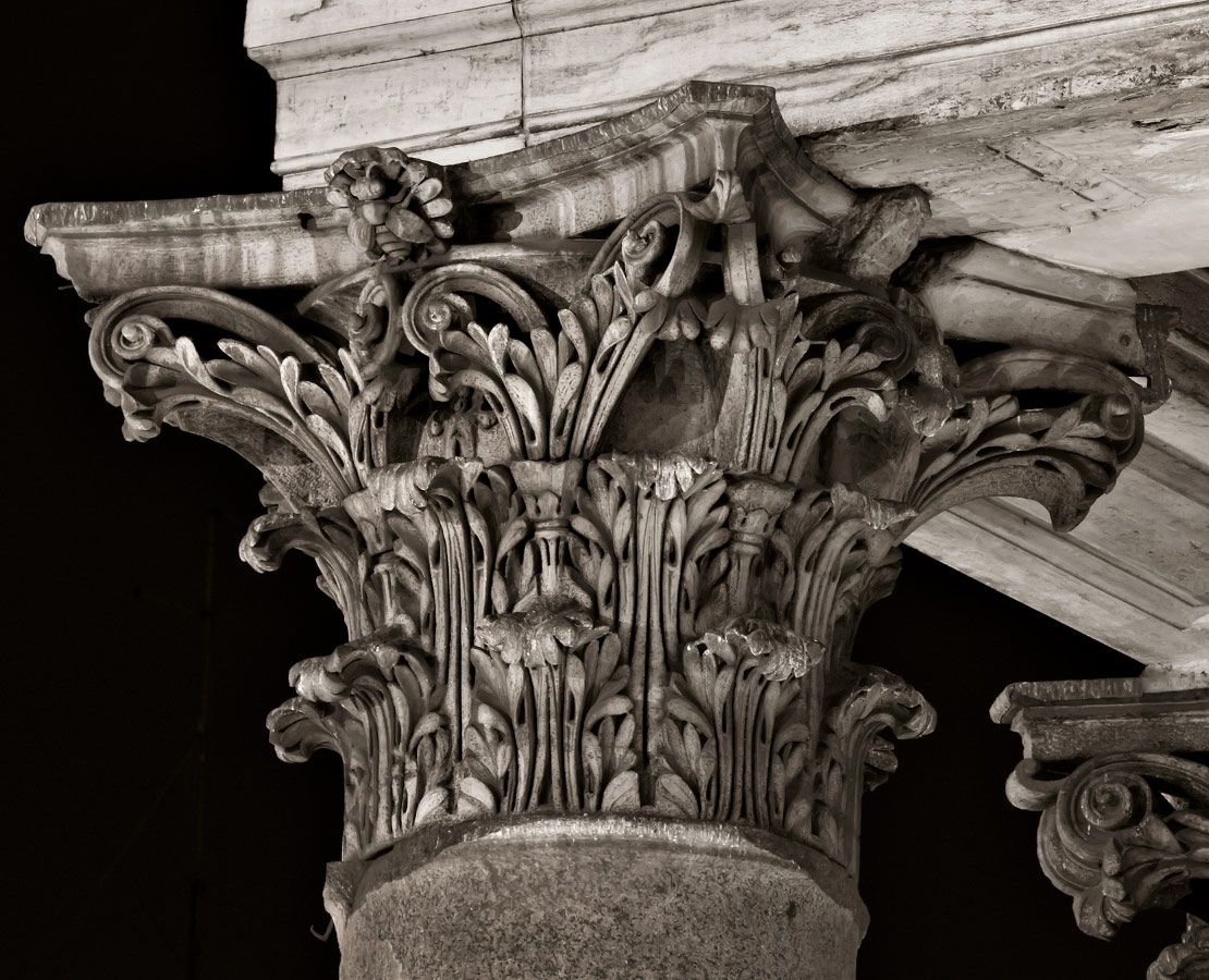 Chapiteau corinthien de la façade du Panthéon de Rome.