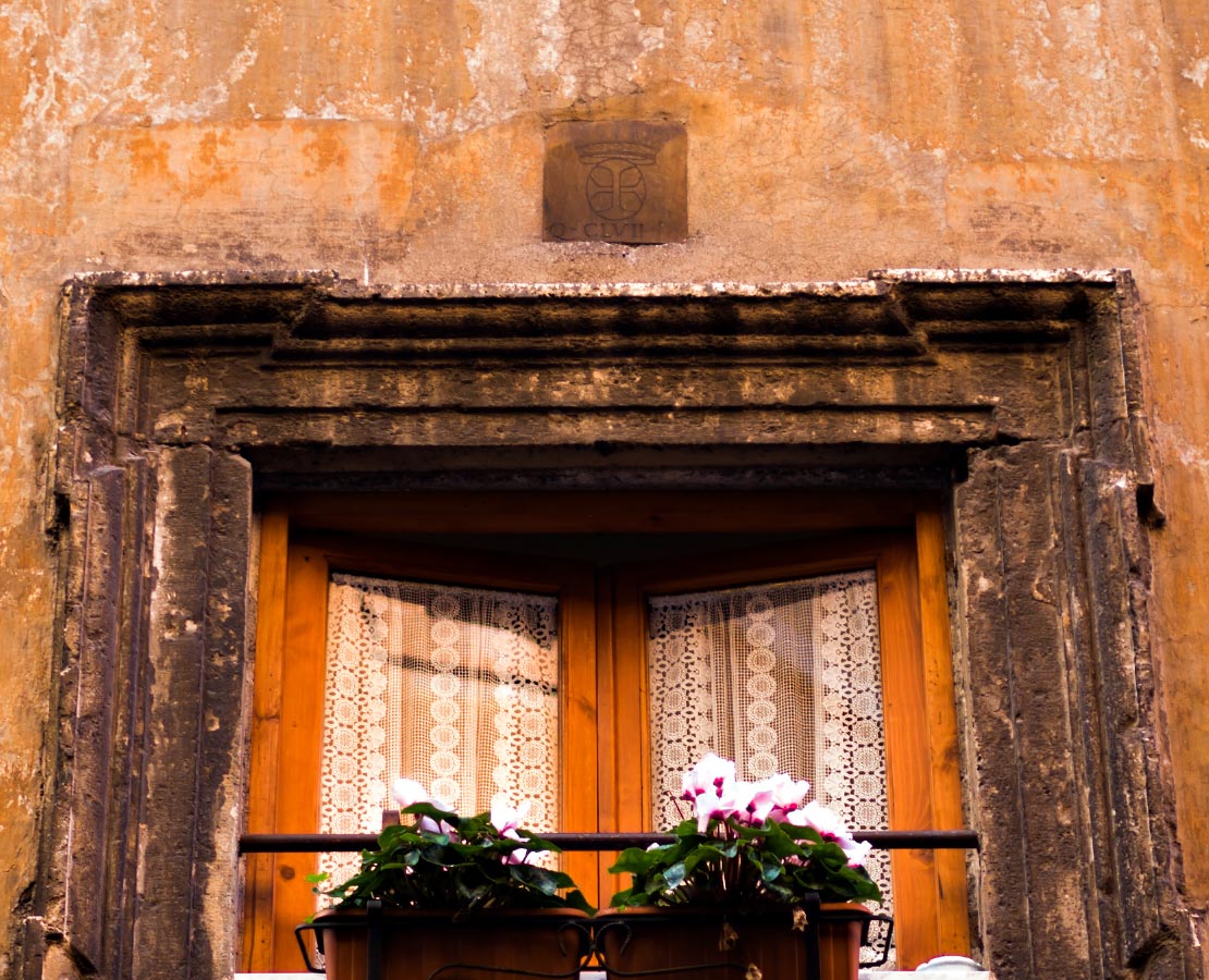 Détail de la façade d'un vieil immeuble dans le centre historique de Rome