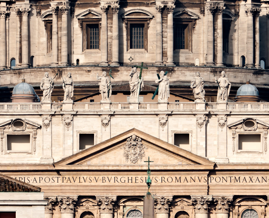 Détails et statues de la façade de la Basilique Saint-Pierre-de-Rome, Rome
