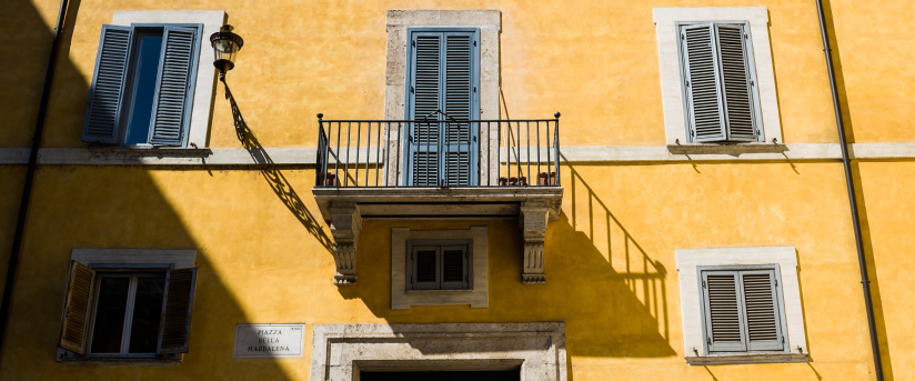 façade jaune dans le vieux Rome
