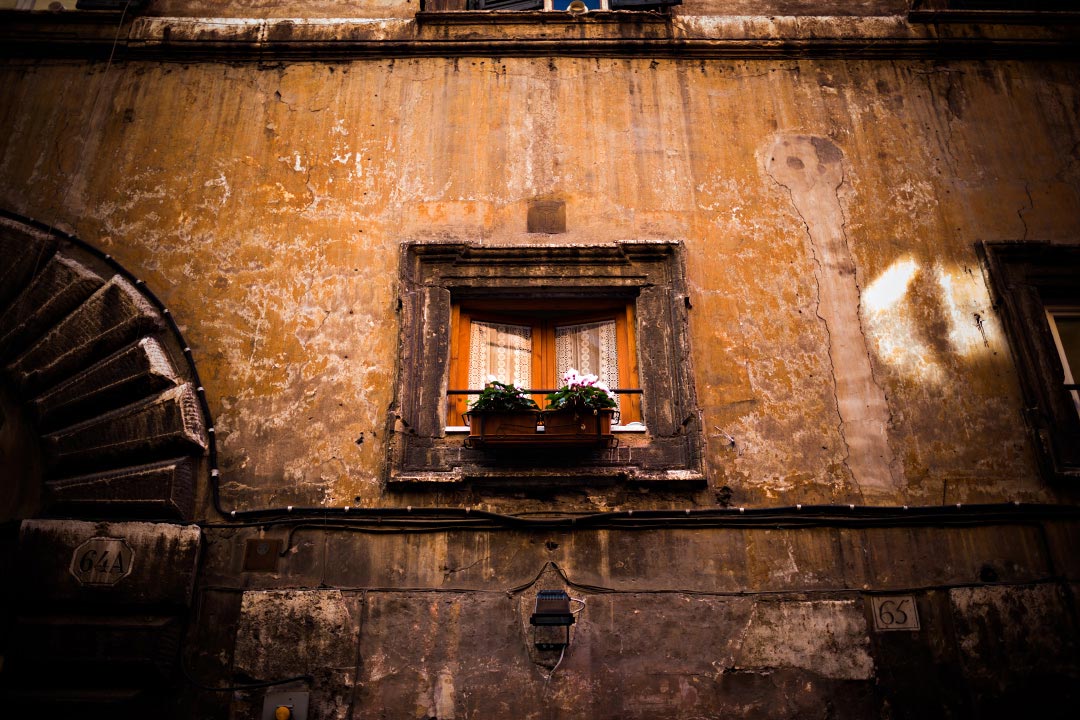 Façade d'une vieil immeuble à Rome
