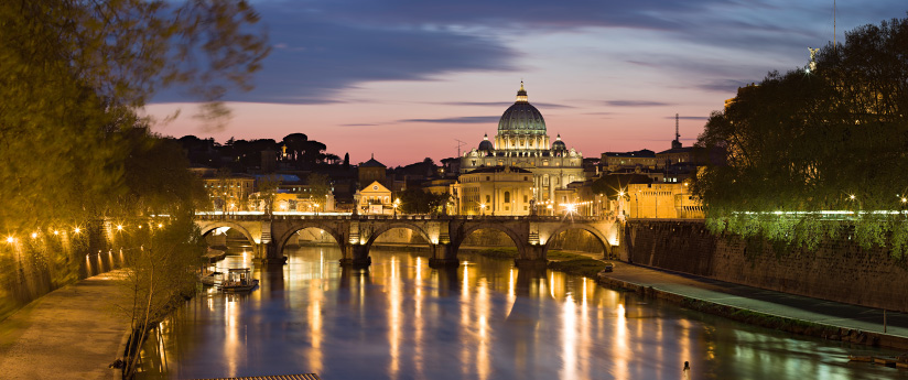 La basilique Saint-Pierre à Rome et le Tibre au crépuscule