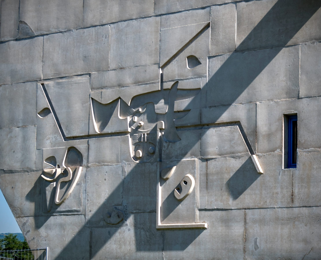 Relief béton de la façade sud de la maison de la Culture Le Corbusier à Firminy-Vert