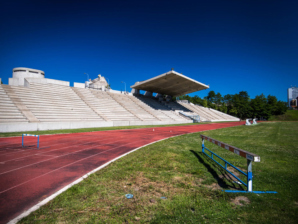 Piste d'athlétisme et gradins du stade Le Corbusier à Firminy-Vert