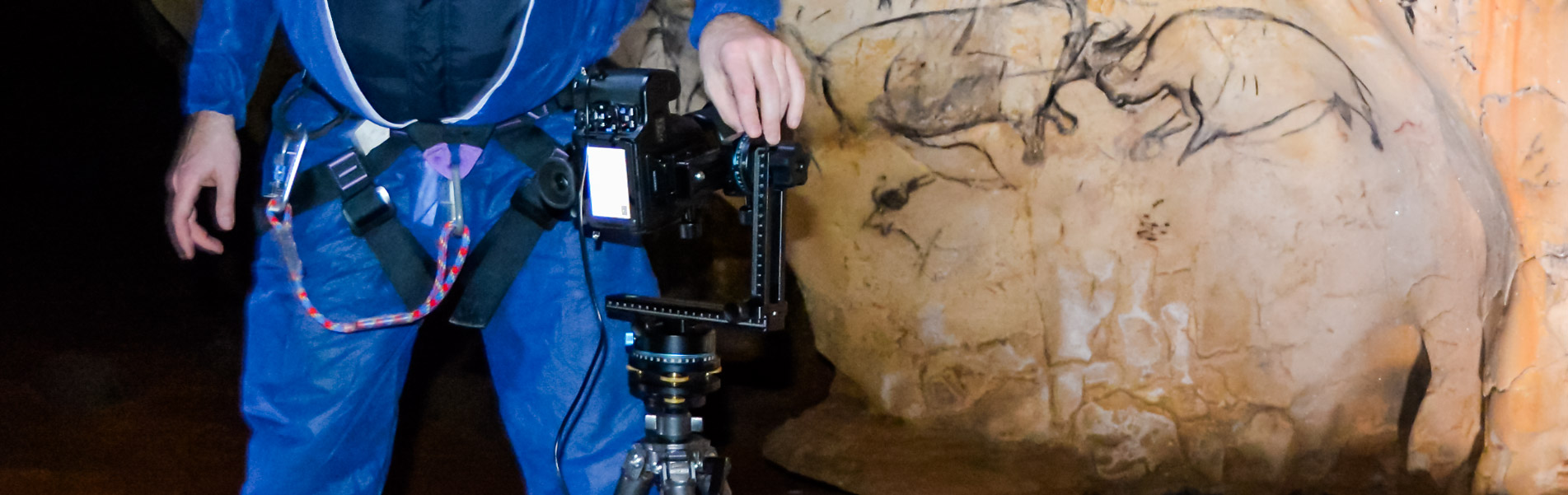 Arnaud Frich en prise de vue du panneau des chevaux de la grotte Chauvet